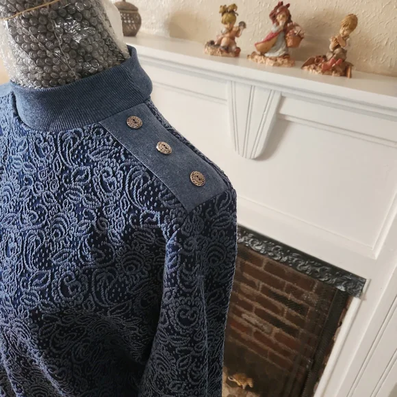 Cute blue sweater size small - Picture 3 of 4